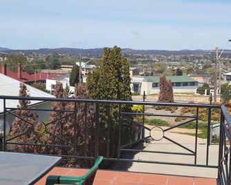 Crest Motor Inn - Queanbeyan - Balcony