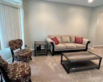 Cozy House in Farmington Hills, MI - Farmington Hills - Living room