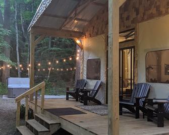 Custom design Safari Tent overlooking a serene running creek & natural waterfall - Wooster - Innenhof