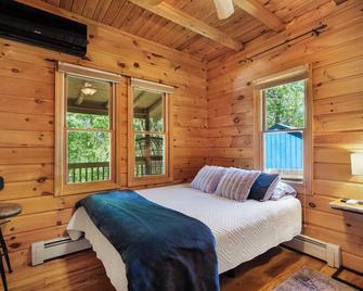 Cozy 2-bedroom cabin in Andover with WiFi, W/D AC, Backyard, Front Porch & Grill - Newton - Schlafzimmer