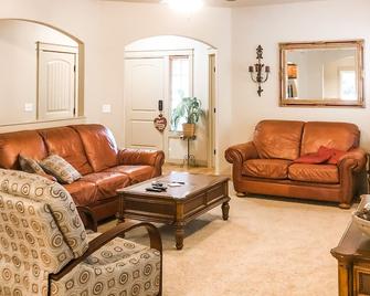Clean, Comfy, and Cozy Near Everything! (Family and Dogs Friendly - Meridian - Living room