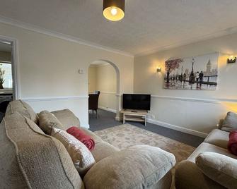 Olive House Long Stays Sleeps 8 Free Parking - Swindon - Sala de estar