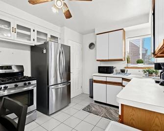 Cozy 4 Bedroom-Outdoor furniture- 2 bathrooms - Dearborn Heights - Kitchen