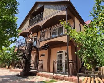 Hotel Natalia - Kadzhi-Say - Building