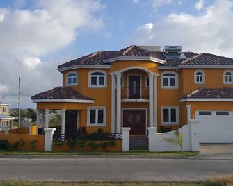Sunrise Sanctuary: Modern studio apartment in a safe and friendly neighbourhood - Oistins - Building
