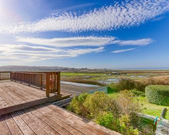 Quaint & Spacious Home W/ Panoramic Bay Views & A Large Deck! - Eureka - Вигляд зовні