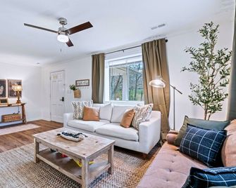 Tranquil Country Escape Near Downtown Nashville. Private & Pet-Friendly! - Mount Juliet - Living room