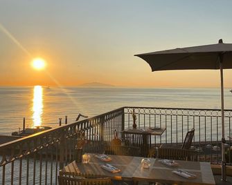 Hôtel Des Gouverneurs - Bastia - Balcón