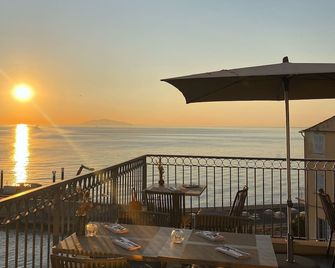 Hôtel Des Gouverneurs - Bastia - Balcón