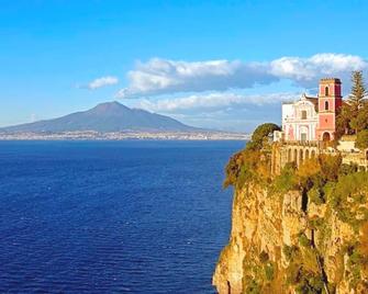 Newly refurbished centrally located 2 bedroom apartment near Sorrento - Vico Equense - Beach