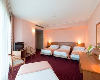 Airport Hotel - Bagnatica - Bedroom