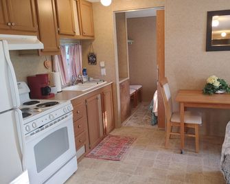 The NEST afforable pk family friendly and close to rocker b and waters edge - Graford - Cocina