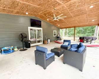 Charming Lakefront Cabin - Cullman - Patio