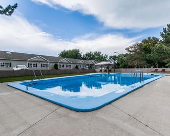 Quality Inn & Suites Garden of the Gulf - Summerside - Pool