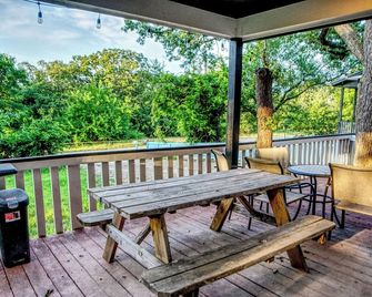 Cozy lake side villa for family getaway. Pet-friendly - Gordonville - Balcón