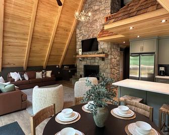 Texter Mountain Chalet - Wernersville - Dining room