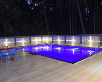 Encasa Resort - Alibag - Bazén