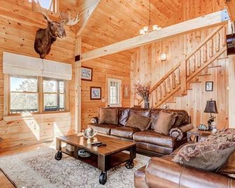 OE Beautiful modern log home on 17 acres private views fire pit Ping Pong AC - Whitefield - Living room