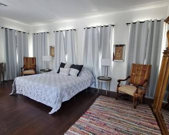 Gather friends and family in this historical home. - Fort Myers - Habitación