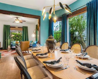 Game Room, Fire Pit, Sleeps 12, Walkable Retreat - Seattle - Comedor