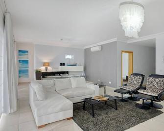 Luxury Apt w/Side Seaviews & Pool, Best Location - Sliema - Living room
