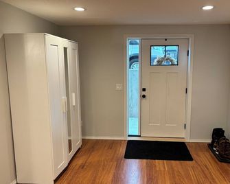 Salmon Arm Comfortable 2 Bedroom in town, 5 minute drive to the beach! - Salmon Arm - Hallway