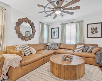 Mini Hyde Park Homestead - Rustic Home + Parking - Kansas City - Stue