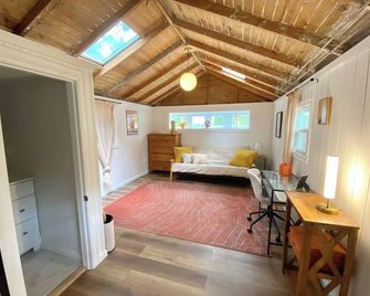 Mattituck Beach Cottage ~ walk 500 feet to private sandy Bay Beach - Mattituck - סלון