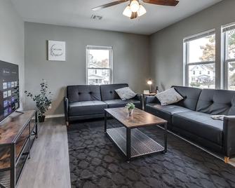 Beautiful Downtown Modern 1 Br. 1 Ba Washer+ Dryer - Bartlesville - Obývací pokoj