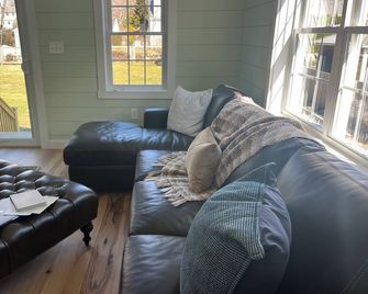 Seashell Cottage, in the Heart of Padanaram Village - Dartmouth