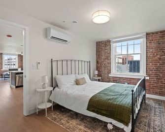 Luxury w King Beds, Pool Table, Central Downtown! - Spokane - Bedroom