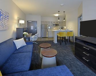 King Suite Near Medical Center. Free Breakfast Buffet. - Little Rock - Living room