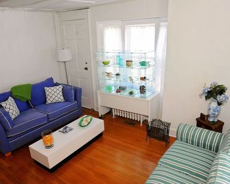 Restored Seaport Village Cottage - Greenport - Living room