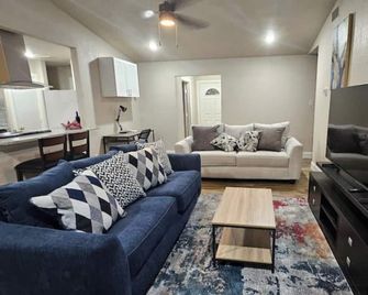 Superhost. Luxury Home In Haltom City! Baby Crib,near Lake, Parks &golf Course - Haltom City - Sala de estar