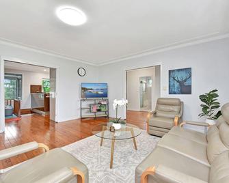 Good Vibes Bayside - Lake Foreshore with Private Pool - Teralba - Living room