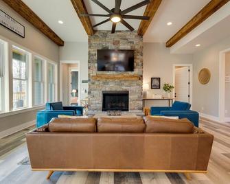 The Retreat is Nashville's Luxurious Cabin Nestled in the Most Beautiful, Serene Mountains! - Kingston Springs - Living room