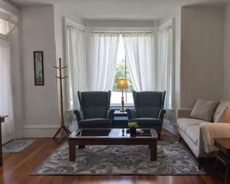 Dolores’ Quarters — Spacious 2‑Story Private Suite in Central Lehighton - Lehighton - Living room