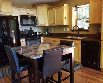 Modern, secluded house with Crystal Lake views on a forested ridge - Frankfort - Kitchen