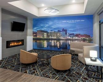 La Quinta Inn & Suites by Wyndham Coralville Iowa City - Coralville - Lounge