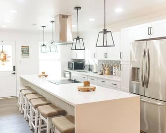 Gated Getaway in the Country - Dothan - Kitchen