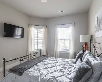 Spacious One Level Ranch Style Luxury Townhouse - Huntsville - Bedroom