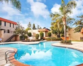 Entire Private 3-Bedroom Home near SDSU w Pool & Baby Crib, Entire house and All 3 Bedrooms are yours, not shared with strangers - La Mesa - Pool