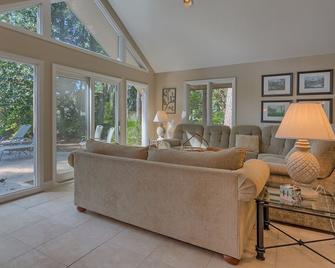 Battery 21 - Hilton Head Island - Living room