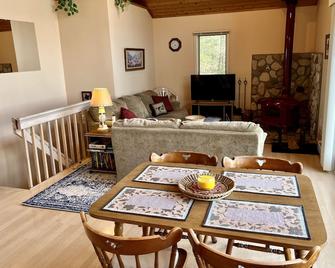 2-bed cottage on Cable's Bay with private beach - Beaver Island - Living room