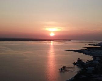 Bluefin Beach Cottage - Beachfront home in Navarre- community pool & hot tub - Navarre Beach - Outdoors view