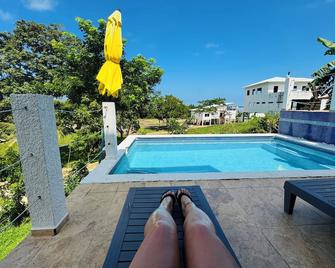 Casa de Yolo, gated community in Roatan Coral Views Ocean views & Private Pool! - Coxen Hole - Piscina