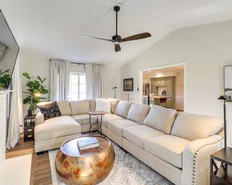 Peaceful Queenstown Home with Deck and Grill! - Grasonville - Living room