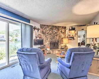 Wine Country Oasis w/ Waterfront Terrace & Dock! - Clearlake Oaks - Living room