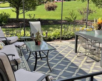 Executive Home with every amenity, prime location - Lakeville - Innenhof