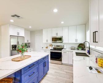 Near Golfing and Shops Scottsdale Gem with Patio! - Phoenix - Cocina